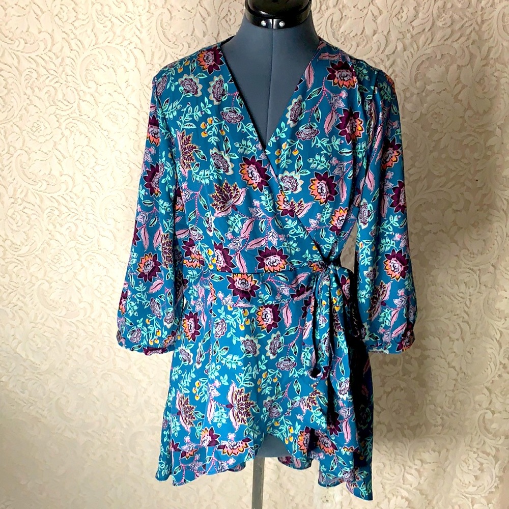 ❌SOLD❌Torrid Wrap Tunic Top Blue Floral - Picture 4 of 10